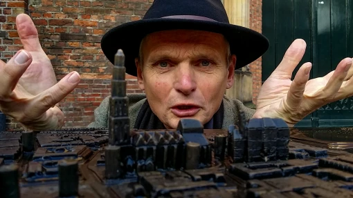 StoryTrail stadswandeling Groningen verhalenverteller Johannes bij de Martinikerk maquette.