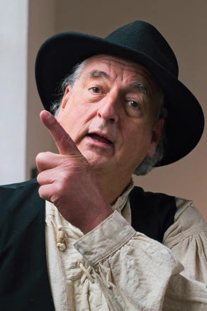 StoryTrail stadswandeling Elburg verhalenverteller Franciscus portret