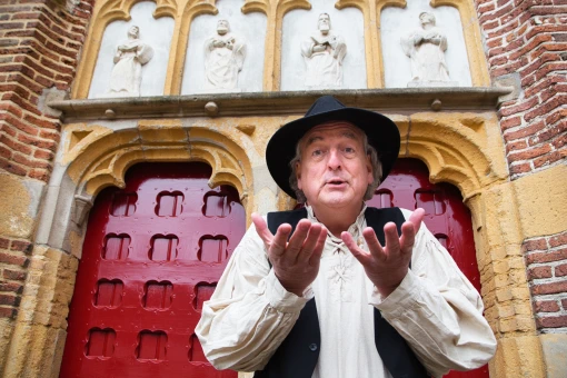 StoryTrail stadswandeling Elburg Franciscus bij kerk Elburg