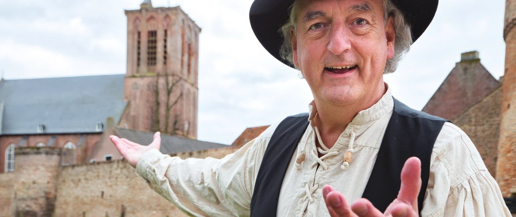StoryTrail stadswandeling Elburg met verhalenverteller