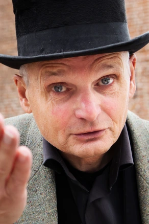 StoryTrail stadswandeling Elburg verhalenverteller Johannes portret